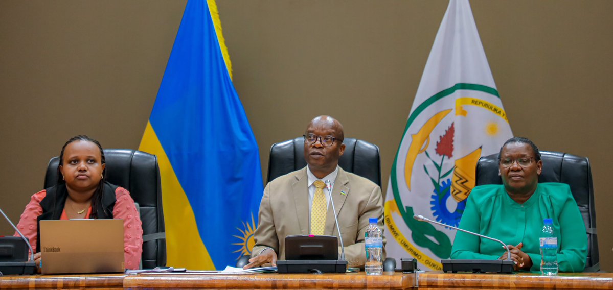 RwandaParliamnt's tweet image. Uyu munsi, abanyeshuri barenga 80 bo mu ishuri ribanza rya ESPOIR ry'i @RwamaganaDistr basuye Inteko Ishinga Amategeko, Umutwe w’Abadepite.
Abanyeshuri bagiranye ibiganiro n’Abadepite ku mikorere y’Inteko Ishinga Amategeko.