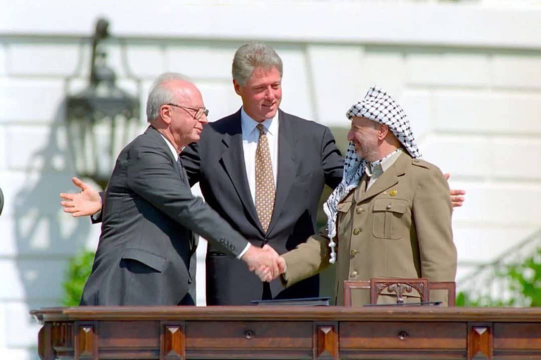 Shanna__Bylka's tweet image. Avant Oslo (1993) :
Les Arabes négociaient pour toute la Palestine dans ses frontières de 1948.
- Après Oslo (1993) :
Ils ont négocié le retour aux frontières de 1967 et sur Jérusalem-Est...
- Doha (2025) :
Les Arabes négocient désormais pour faire entrer des camions…