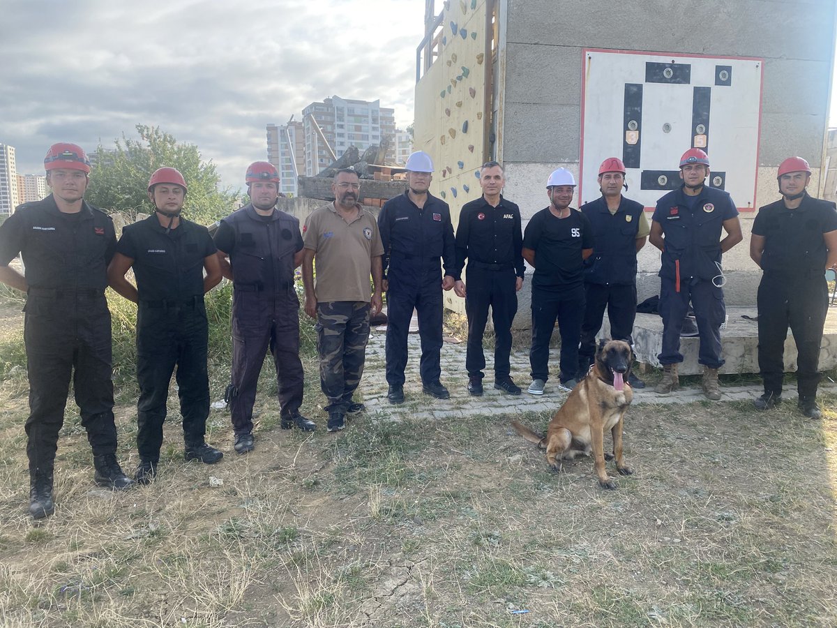 Samsun İl AFAD olarak, köpek eğitmenlerimizle birlikte JAKEM ve JOAK ekiplerine enkazda arama-kurtarma eğitimleri vermeye devam ediyoruz.

Afetlere her an hazır, güçlü bir Türkiye için çalışıyoruz.

#AFAD #JAKEM #JOAK #AramaKurtarma #K9 #Afet #Deprem #Türkiye #baskanlikAFAD