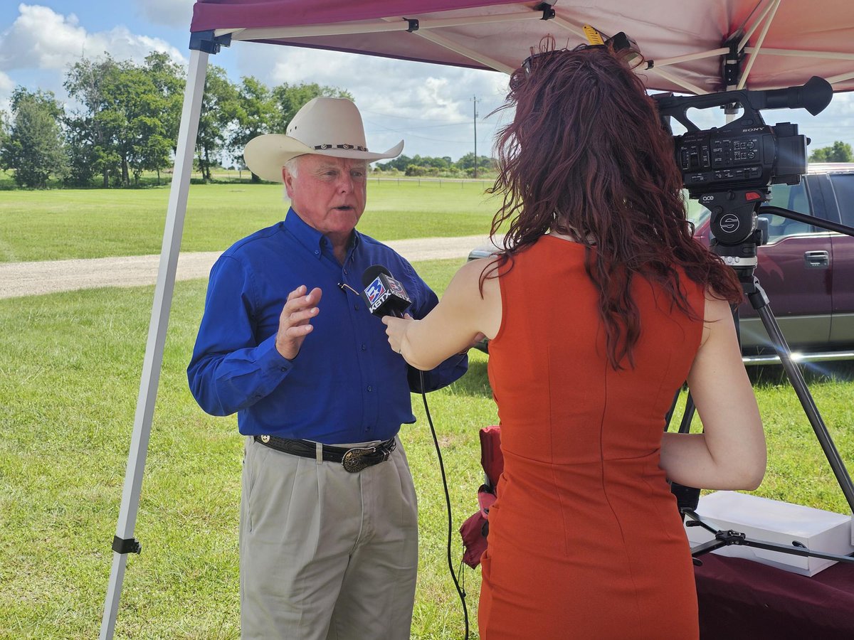 TexasDeptofAg's tweet image. Commissioner Sid Miller spoke with @KBTXNews Anna Maynard regarding today’s successful pesticide waste disposal event in Grimes County, how TDA is helping with Central Texas flood relief, and the launch of a powerful new tool to eradicate Screwworms: Swormlure-5…