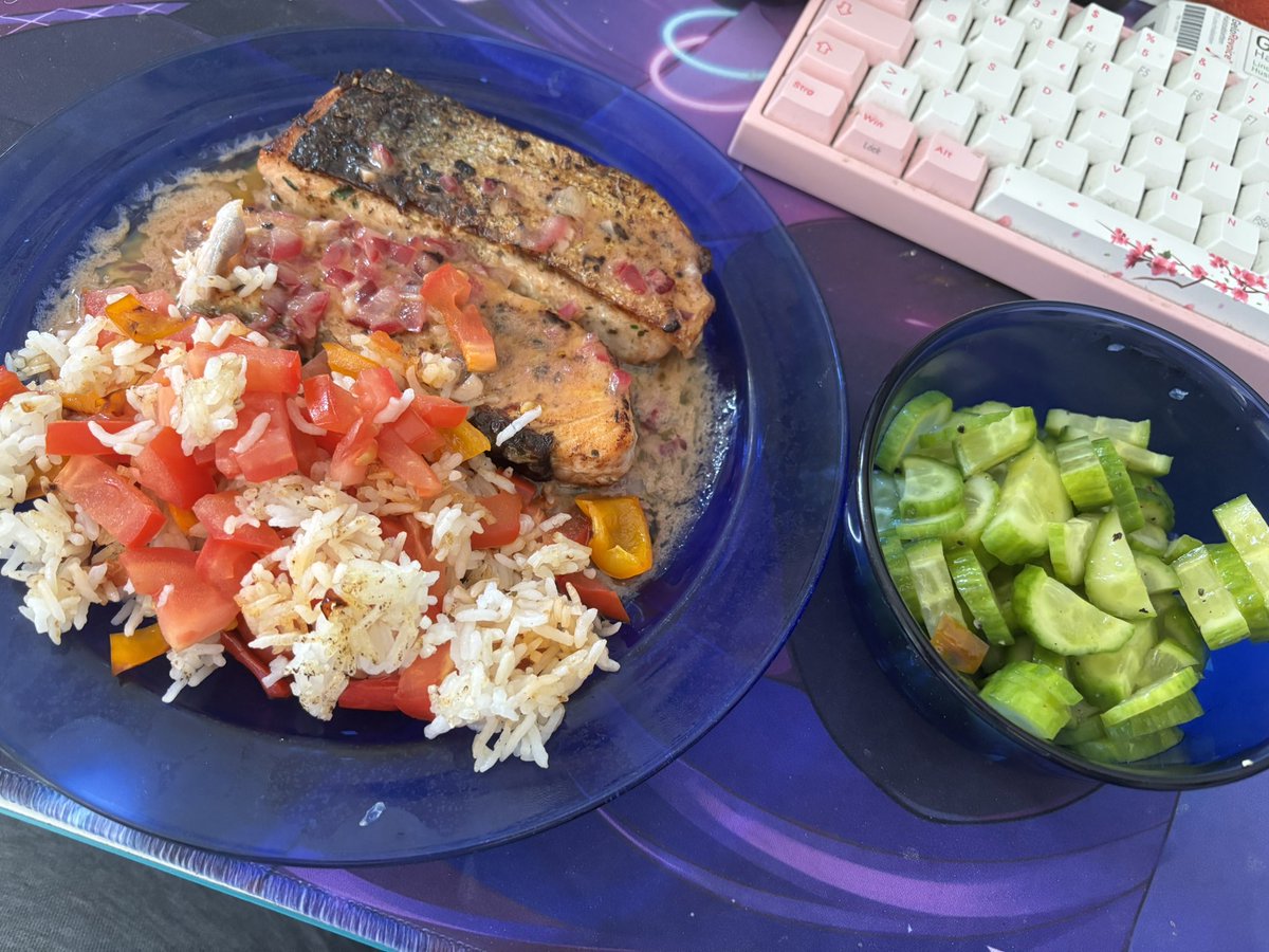 MimiMaid's tweet photo. Lachs mit Butter-Zitronensoße, dazu Tomaten, Paprika-Reis und Gurkensalat!
#maidkitchen https://t.co/gLXTGSzYWz