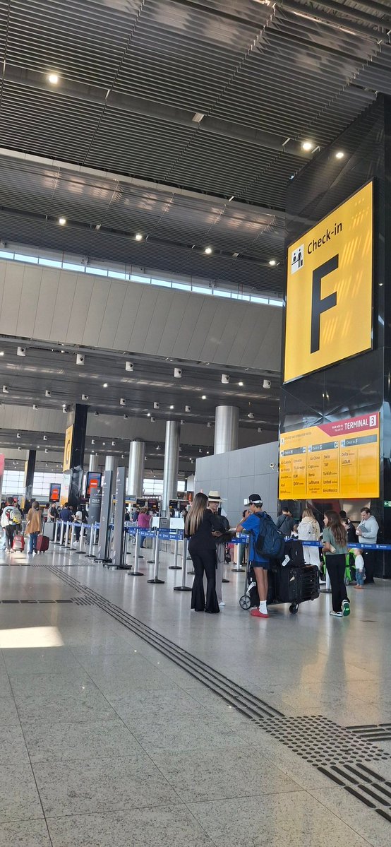 ViniciusSiigs's tweet image. Ai quanta gente feia nesse aeroporto de Guarulhos mas o gelo nao para
