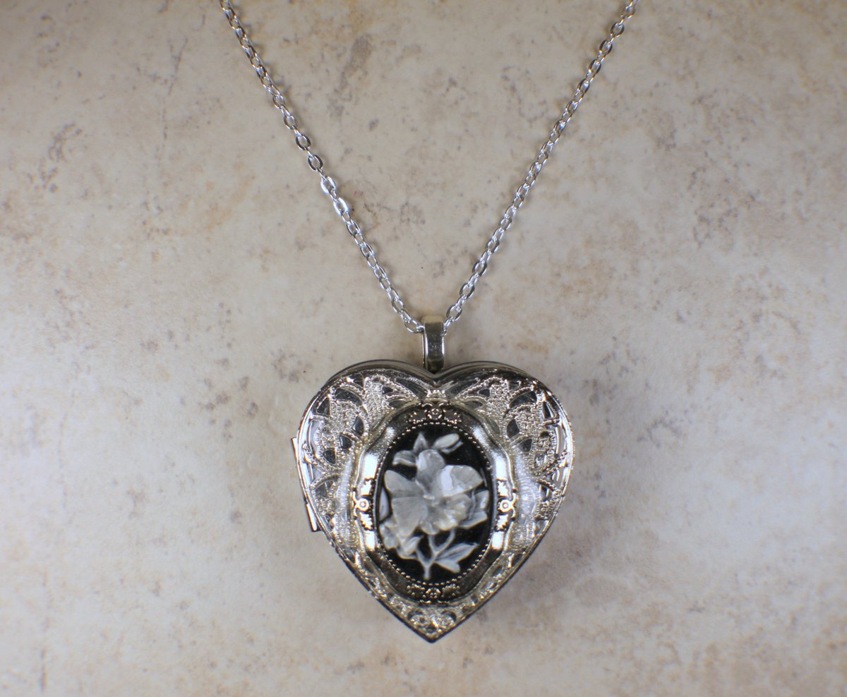 charsfavorite's tweet image. Embrace elegance with our Butterfly Cameo Music Box Locket for just $100. A timeless treasure that plays your favorite melody—perfect for cherishing memories. #MusicBox #JewelryDesign
Shop Now charsfavoritethings.com/products/butte…