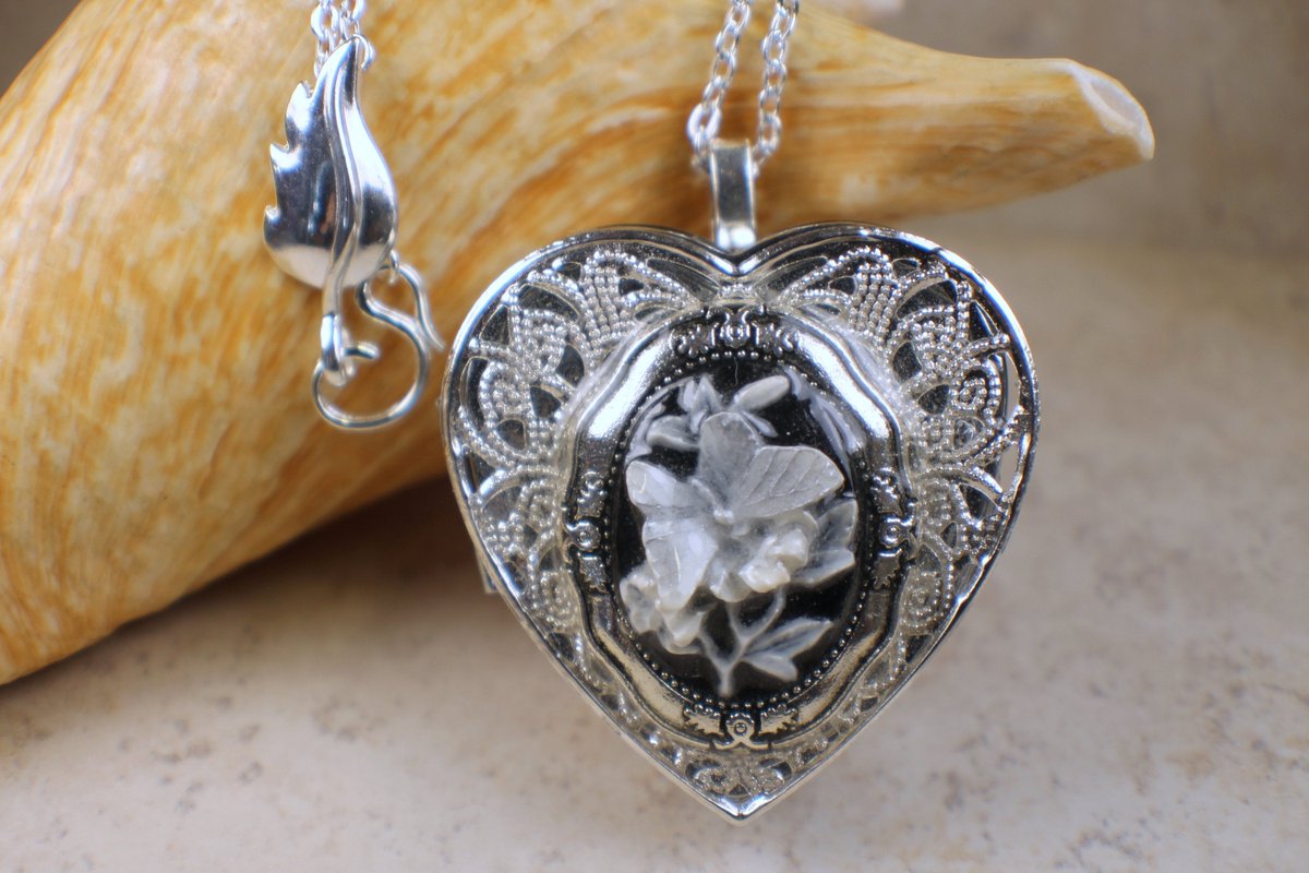 charsfavorite's tweet image. Embrace elegance with our Butterfly Cameo Music Box Locket for just $100. A timeless treasure that plays your favorite melody—perfect for cherishing memories. #MusicBox #JewelryDesign
Shop Now charsfavoritethings.com/products/butte…