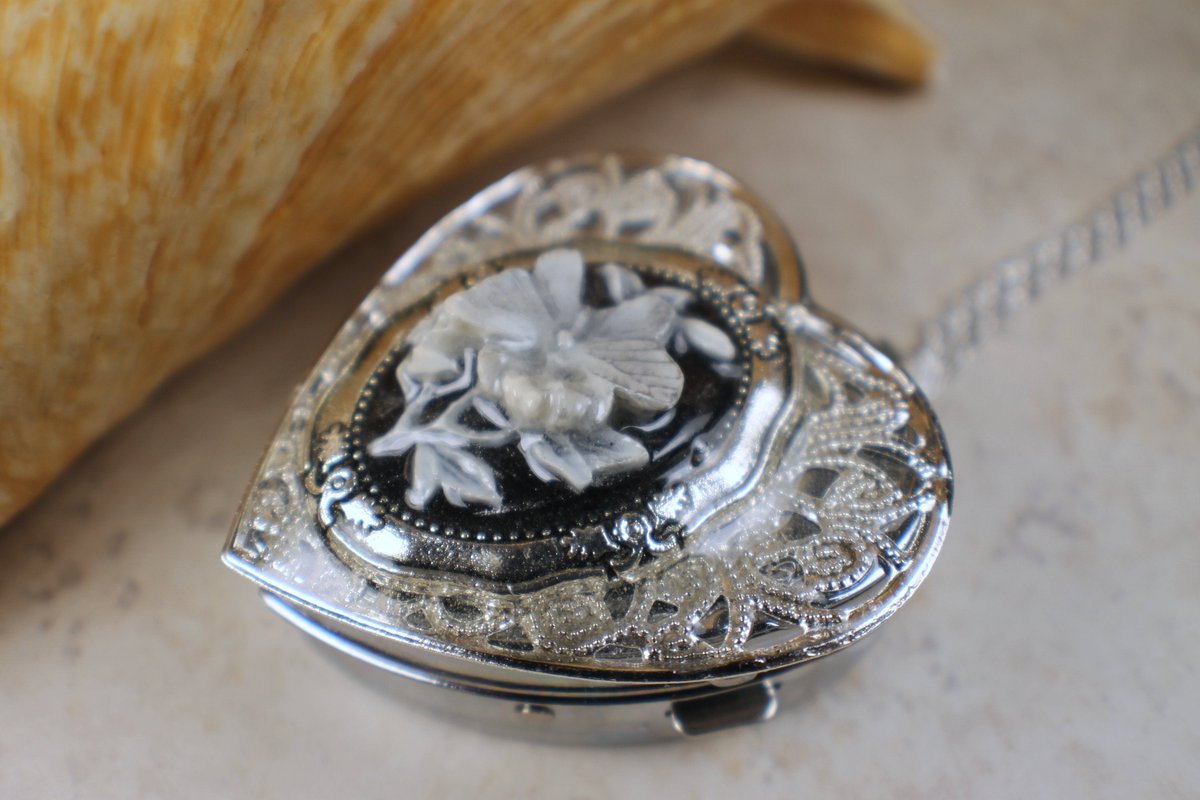 charsfavorite's tweet image. Embrace elegance with our Butterfly Cameo Music Box Locket for just $100. A timeless treasure that plays your favorite melody—perfect for cherishing memories. #MusicBox #JewelryDesign
Shop Now charsfavoritethings.com/products/butte…