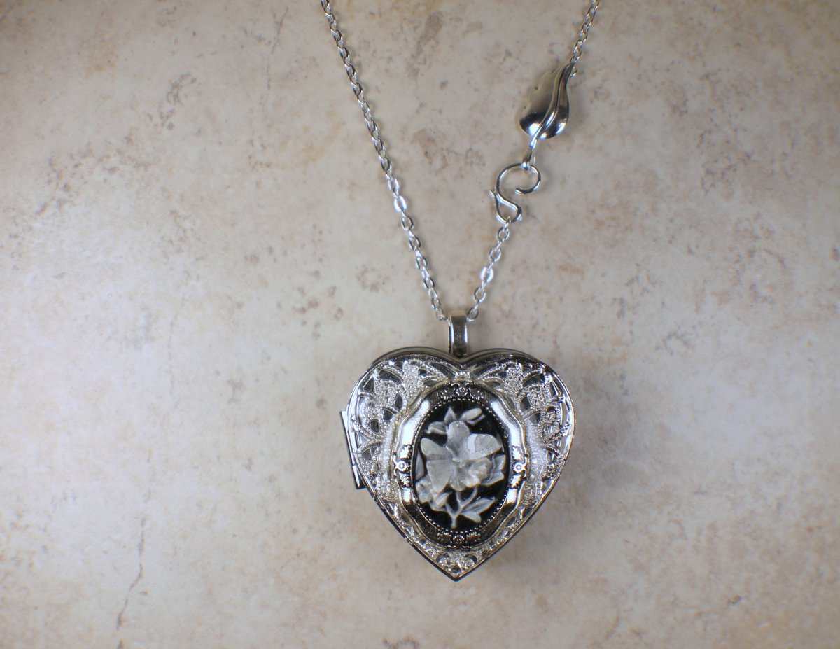 charsfavorite's tweet image. Embrace elegance with our Butterfly Cameo Music Box Locket for just $100. A timeless treasure that plays your favorite melody—perfect for cherishing memories. #MusicBox #JewelryDesign
Shop Now charsfavoritethings.com/products/butte…