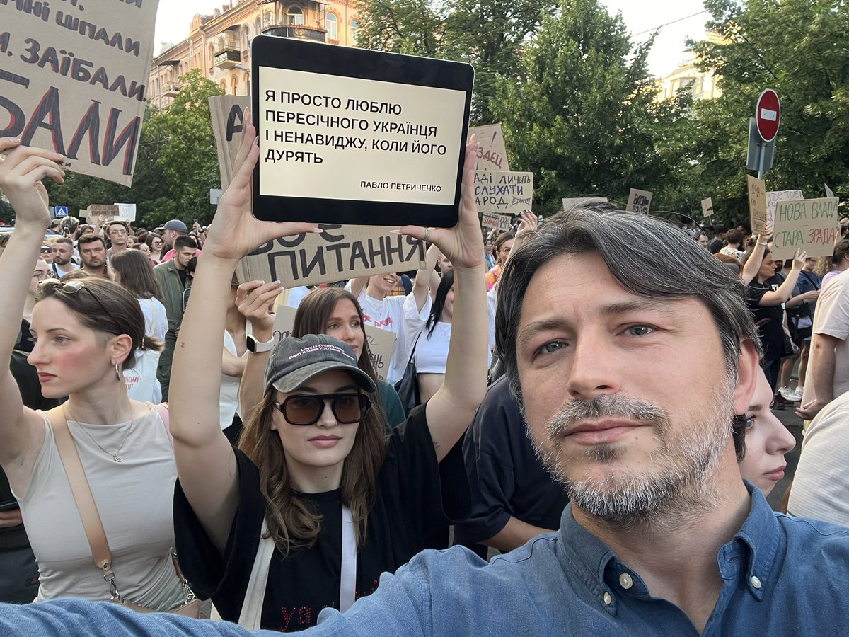 <a href="/vkrainets/">Павло Петриченко</a> твої цитати там де двіж!