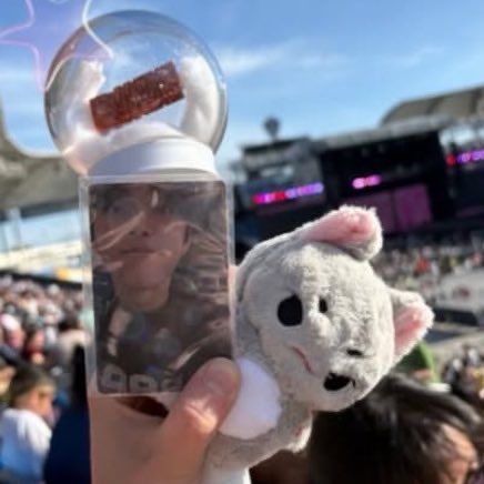 eunseotons's tweet image. kcon reposted this story and the fan has a seunghan pc 😭😭 AND ALSO RIIZE LIGHTSTICK 😭😭