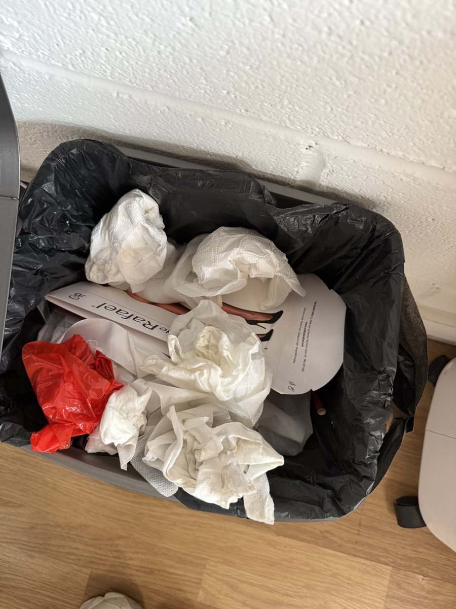 I’d love to stick a pathetic loser’s head into My playroom bin! Have him covered in all the gross dried up cummy wipes and tissues from other subs during their sessions 💦🤣

Repost if you would love to be degraded like this have have your head in My dirty bin 🤣