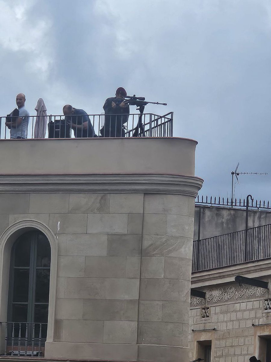 assemblea's tweet image. ⬛️⬜️ El dispositiu policial ha estat completament desproporcionat ja des de Plaça Sant Jaume.

Ens apunten, fins i tot, amb un franctirador!

Tanta por ens tenen?
Tot això només per protegir el vostre Borbó?