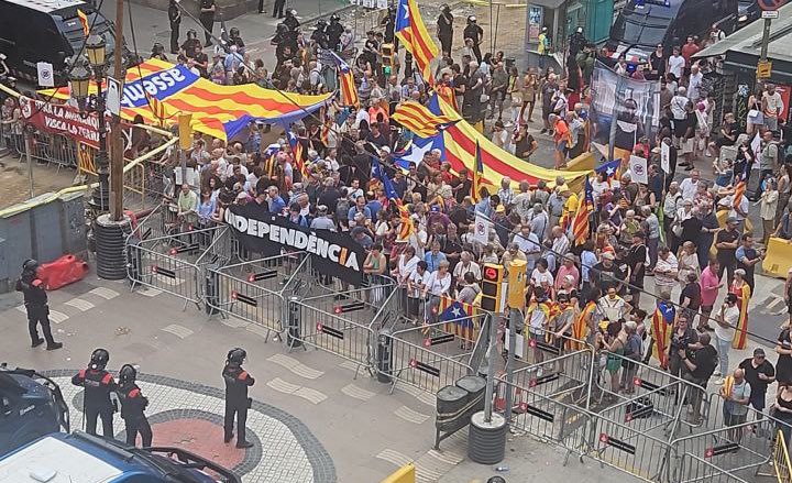 assemblea's tweet image. ⬛️⬜️ El dispositiu policial ha estat completament desproporcionat ja des de Plaça Sant Jaume.

Ens apunten, fins i tot, amb un franctirador!

Tanta por ens tenen?
Tot això només per protegir el vostre Borbó?