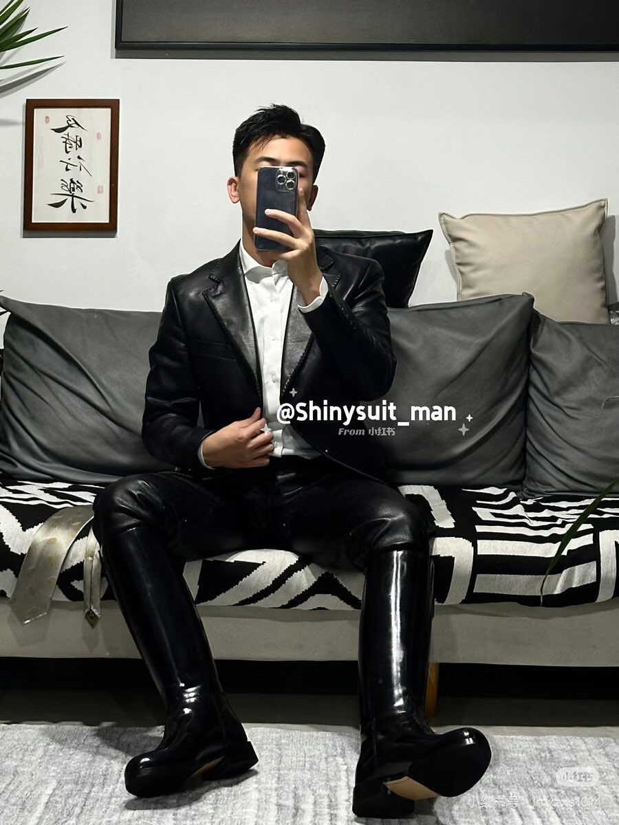 Leather suit and leather boots
#leather #leatherman #leatherboots #leatherfetish #leathermaster #leathersuit #blackleatherpants