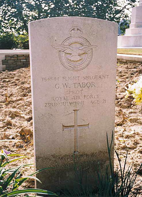 pettore's tweet image. Lost his life this day 23rd. July 1941.
Sgt. George William Tabor. (2nd from right)
One of THE FEW.
bbm.org.uk/airmen/Tabor.h…
Killed when his Spitfire was shot down on a sweep in the commune of Ergny, NE of Montreuil.
Age 21.