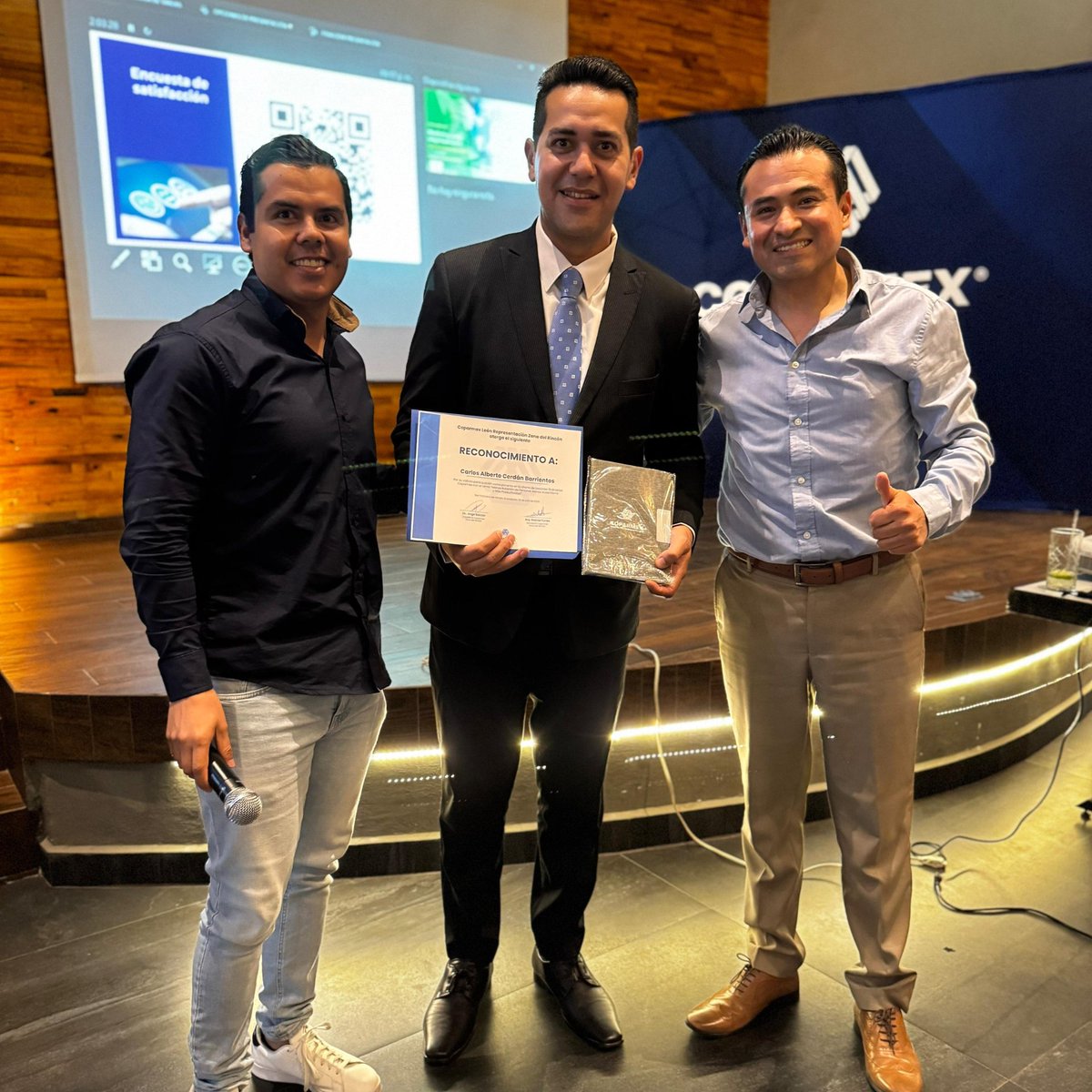 🔵 Ayer en Zona del Rincón se llevó a cabo una sesión extraordinaria
Un espacio de diálogo, networking y estrategia para fortalecer el liderazgo empresarial en la región.

💼 La ponencia “Menos rotación de personal, menos ausentismo y más productividad”, impartida por Carlos
