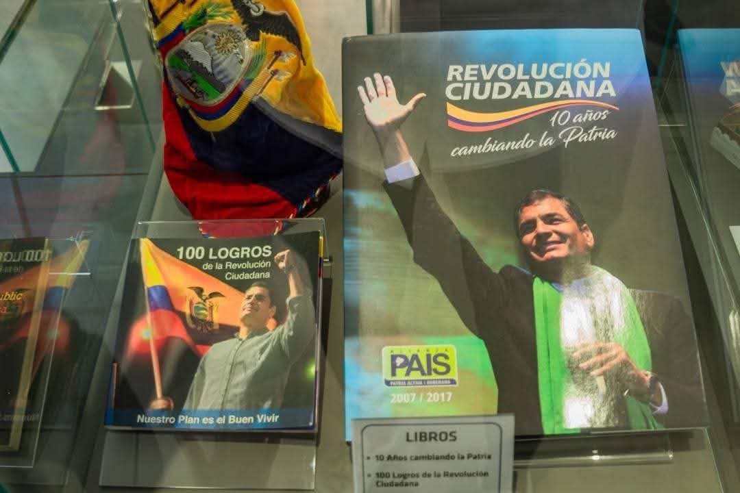 veronica costales (@verorougeec) on Twitter photo Qué despropósito abrir un sitio en el seno de LA ACADEMIA <a href="/uees_ec/">Universidad Espíritu Santo</a> para rendir homenaje a un "prófugo infeliz" como parte del Museo de Presidentes? Los directivos de esa universidad deben haberse vuelto locos o se olvidaron q sobre éste individuo pesa una sentencia ejecutoriada? Qué despropósito abrir un sitio en el seno de LA ACADEMIA <a href="/uees_ec/">Universidad Espíritu Santo</a> para rendir homenaje a un "prófugo infeliz" como parte del Museo de Presidentes? Los directivos de esa universidad deben haberse vuelto locos o se olvidaron q sobre éste individuo pesa una sentencia ejecutoriada?