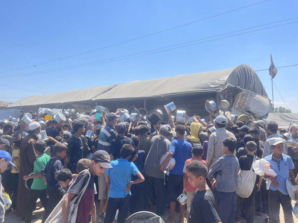 Tinshasi1's tweet image. This famine is killing us slowly.
Not ashamed to say I’m writing this while feeling dizzy we are exhausted from the lack of food and prices are insane!
I feel helpless watching my family suffer
Please donate what you can to help us:
gofund.me/db117389