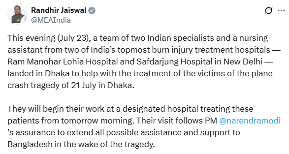 airnewsalerts's tweet image. This evening (July 23), a team of two Indian specialists and a nursing assistant from two of Indiaโs topmost burn injury treatment hospitals โ Ram Manohar Lohia Hospital and Safdarjung Hospital in New Delhi โ landed in Dhaka to help with the treatment of the victims of the planeโฆ