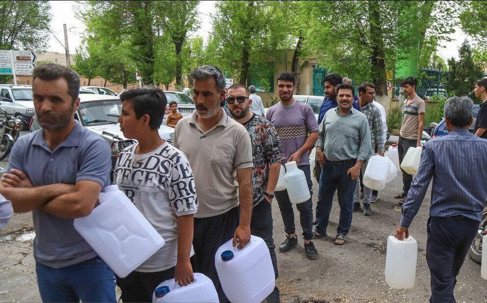 Calling_Parisa's tweet image. بخیالتون مجسمه شاه و ملکه رو پائین کشیدید اما درواقع خودتون رو بدبخت کردید ذلیل و خار همیشه در صف شدید
#صف_زاده_ها