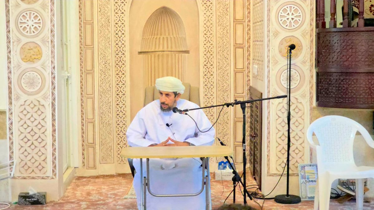 سُررنا اليوم بزيارة الدكتور سلطان بن خميس الناعبي للمركز الصيفي بجامع الإمام المهنا بن جيفر بالأنصب، حيث ألقى محاضرة مهمة عن أهمية العمل والطرق المشروعة لكسب الرزق، وقد تفاعل الطلاب مع هذه المحاضرة بالنقاش المفيد، كل الشكر والتقدير للدكتور سلطان الناعبي على هذه المحاضرة القيمة.