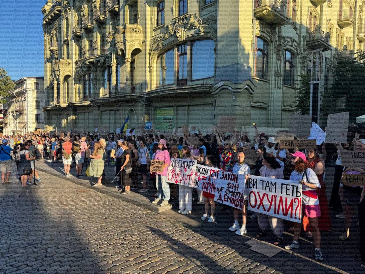 UkrReview's tweet image. 🇺🇦 Kharkiv, Dnipro, Odesa, Lviv, and Chernivtsi are joining the second day of protests against the law on NABU and SAPO.