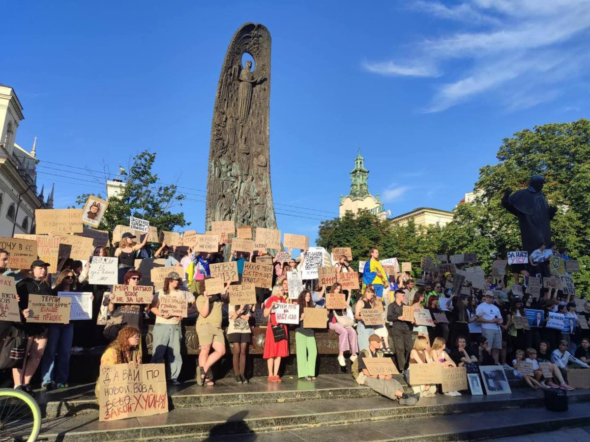 UkrReview's tweet image. 🇺🇦 Kharkiv, Dnipro, Odesa, Lviv, and Chernivtsi are joining the second day of protests against the law on NABU and SAPO.