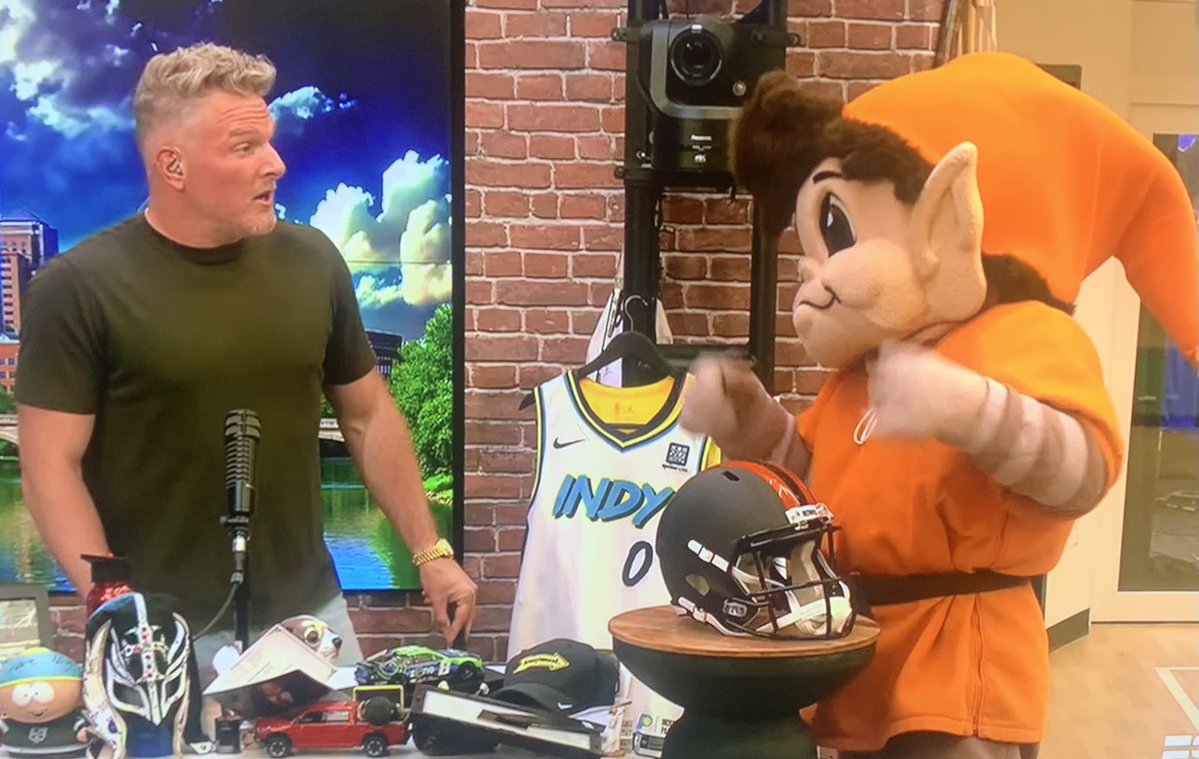 ChristianWinn's tweet image. Funny stuff watching @PatMcAfeeShow w/ Brownie The Elf jumping on playing Rock, Paper, Scissors & Pat dropping the question on him. “Who’s playing Quarterback for you guys?”
#Browns
#NFL
@sportsxradio
@HWSPORTS