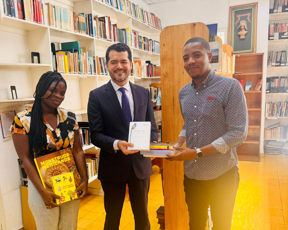 EmbamexHaiti's tweet image. Hoy donamos una pequeña colección de libros en español al Centro Cultural Brasil-Haití. Quienes visiten la biblioteca ahora pueden conocer más de la historia y la literatura de #México 📚🇲🇽 @jjcisnerosch