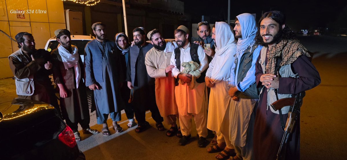 rahim_sekander's tweet image. زه مې خپله خبره بېرته اخلم👋
د سونا په اړه ما دوه منفي پوسټونه کړي ول، بیا نو سیخباراتو ډېره خواري راباندې کوله چې بلېک مېل مې کړي/ سونا ته مې بوځي او د شویو پوسټونو غچ واخلي، خو ما ځان اېخوا دېخوا کاوه، بالاخره په ډېر هنر روحاني ملا، قاري ساجد خوږیاڼي او جید عالم(!) عمري لوګري…
