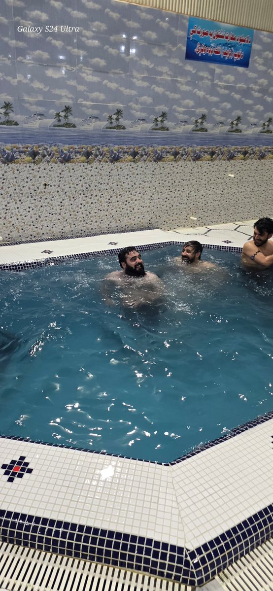 rahim_sekander's tweet image. زه مې خپله خبره بېرته اخلم👋
د سونا په اړه ما دوه منفي پوسټونه کړي ول، بیا نو سیخباراتو ډېره خواري راباندې کوله چې بلېک مېل مې کړي/ سونا ته مې بوځي او د شویو پوسټونو غچ واخلي، خو ما ځان اېخوا دېخوا کاوه، بالاخره په ډېر هنر روحاني ملا، قاري ساجد خوږیاڼي او جید عالم(!) عمري لوګري…