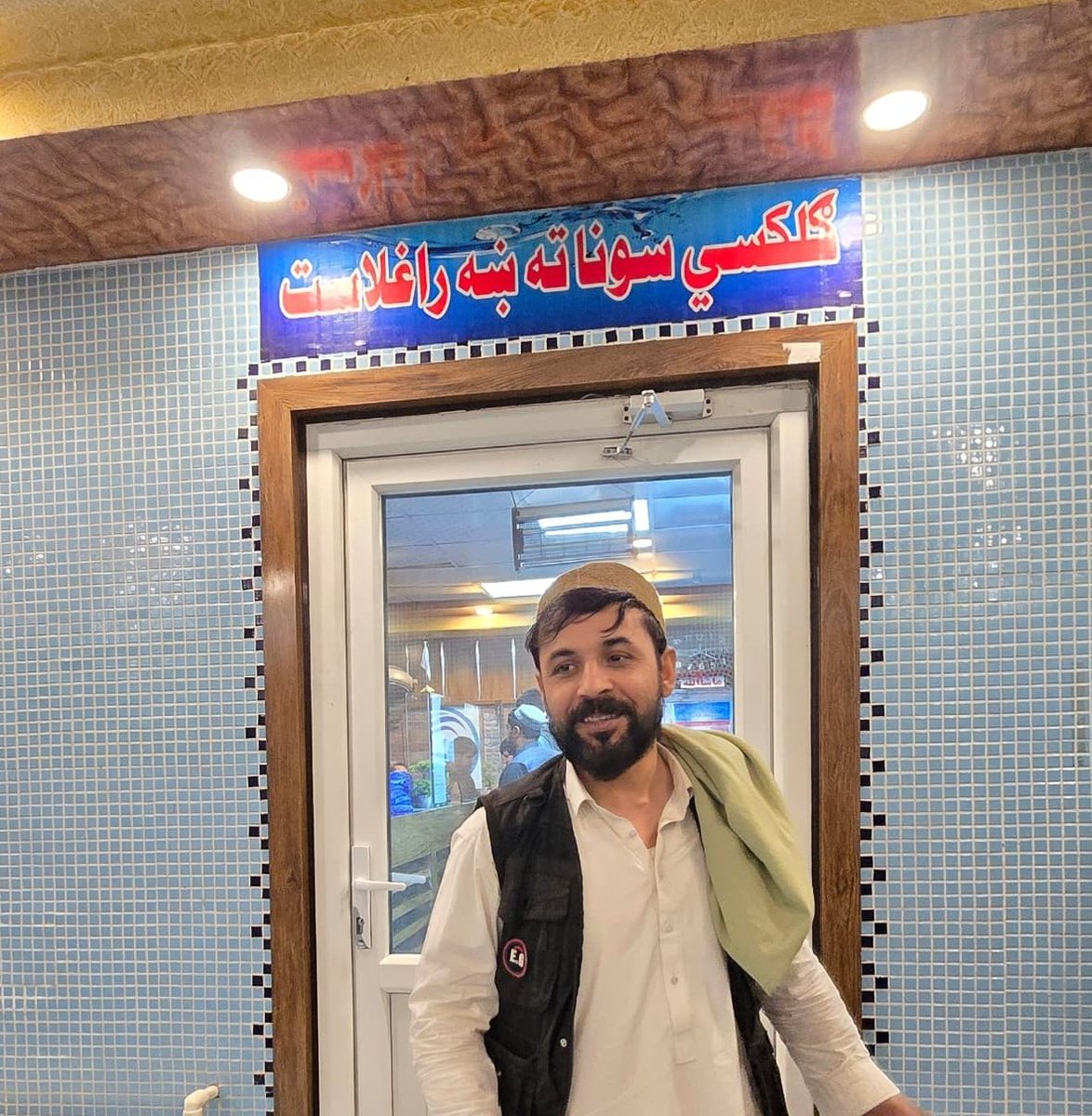rahim_sekander's tweet image. زه مې خپله خبره بېرته اخلم👋
د سونا په اړه ما دوه منفي پوسټونه کړي ول، بیا نو سیخباراتو ډېره خواري راباندې کوله چې بلېک مېل مې کړي/ سونا ته مې بوځي او د شویو پوسټونو غچ واخلي، خو ما ځان اېخوا دېخوا کاوه، بالاخره په ډېر هنر روحاني ملا، قاري ساجد خوږیاڼي او جید عالم(!) عمري لوګري…