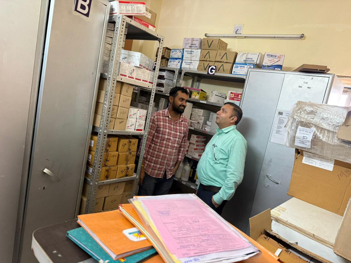 આજે મુખ્ય જીલ્લા આરોગ્ય અધિકારીશ્રી દ્વારા મેઘરજ તાલુકાના આયુષ્યમાન આરોગ્ય મંદિર બાંઠીવાડાની મુલાકાત લીધી.

સ્ટાફની હાજરી, દવાના સ્ટોક, કોલ્ડ ચેઇન પોઇન્ટ અને રજીસ્ટરની ચકાસણી કરવામાં આવી.

મળતી આરોગ્ય સેવાઓ અંગે લાભાર્થી સાથે સંવાદ સાધ્યો.
<a href="/CollectorArv/">Collector & District Magistrate, Arvalli</a>