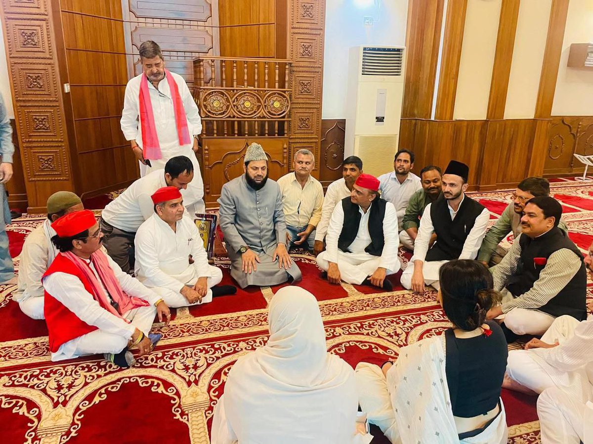 nidhisj2001's tweet image. 🕌 BREAKING:
Akhilesh Yadav enters mosque with wife, brother & full VIP baraat!
Looks less like worship… more like "Vote Ki Namaaz" 😆
📸 Lights, Camera, Secularism!
🧮 Mandal + Masjid + Media = Mission 2025 Starts!
Even 🅰️**ah must be like: “Yeh toh har election mein aata…