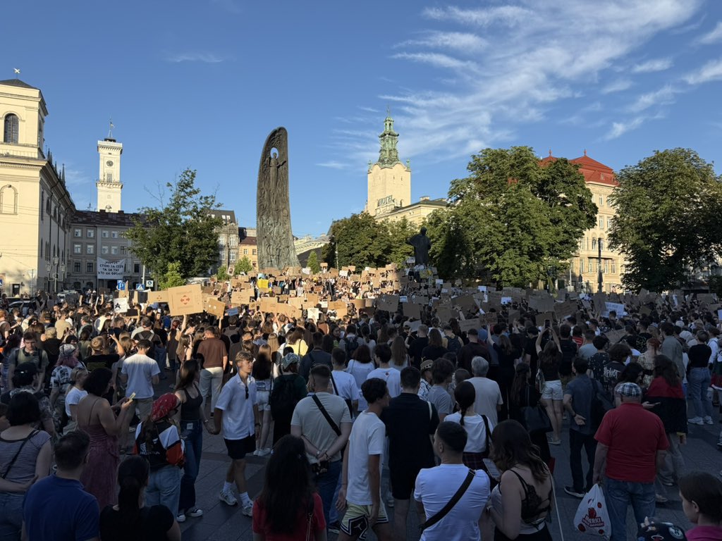 femeninna's tweet image. À l’instant même, des Ukrainiens se rassemblent à nouveau pour protester, exigeant l’indépendance des institutions anticorruption.