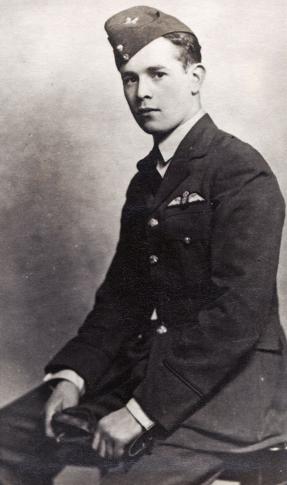 pettore's tweet image. Lost his life this day 23rd. July 1941.
PO. James Roland Gabert Sutton.
One of THE FEW.
bbm.org.uk/airmen/SuttonJ…
He was killed on a sweep over France. His Spitfire was shot down near St.Pol and he is buried there.
Age 21.