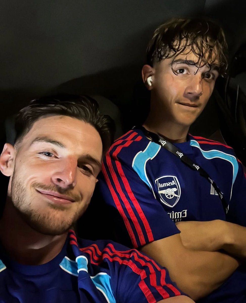 DailyAFC's tweet image. 📸 Declan Rice with Max Dowman, after beating AC Milan in a pre-season friendly. ❤️🏴