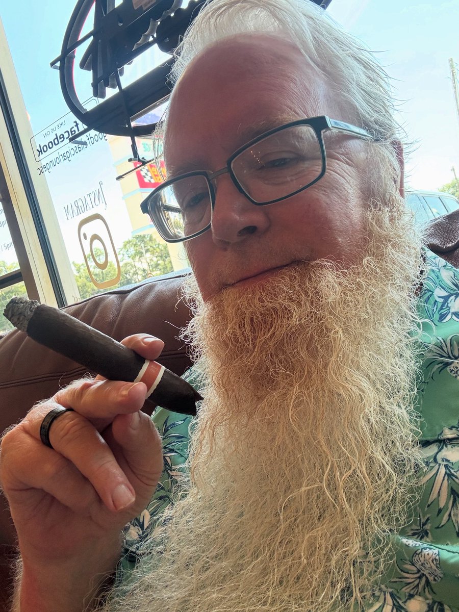 cigarmike's tweet image. Hanging out at Goodfellas Lounge in Murrell’s Inlet again. Great bunch of guys. Im enjoying a Roma Craft Neanderthal at the moment. Wish y’all were here. #PSSITA