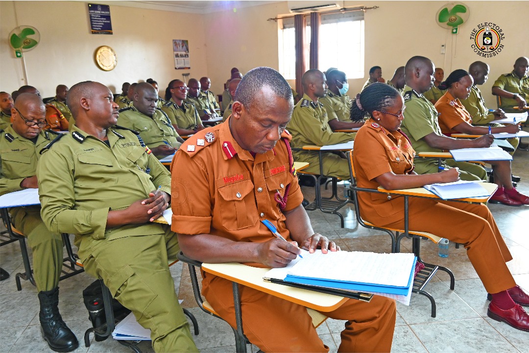UgandaEC's tweet image. EC Chairperson, Justice Byabakama Mugenyi Simon today addressed senior police and prisons officers attending a Senior Command course at the @PoliceUg Senior Command and Staff College in Bwebajja, Wakiso, on their roles, rights, duties and responsibilities in the electoral…
