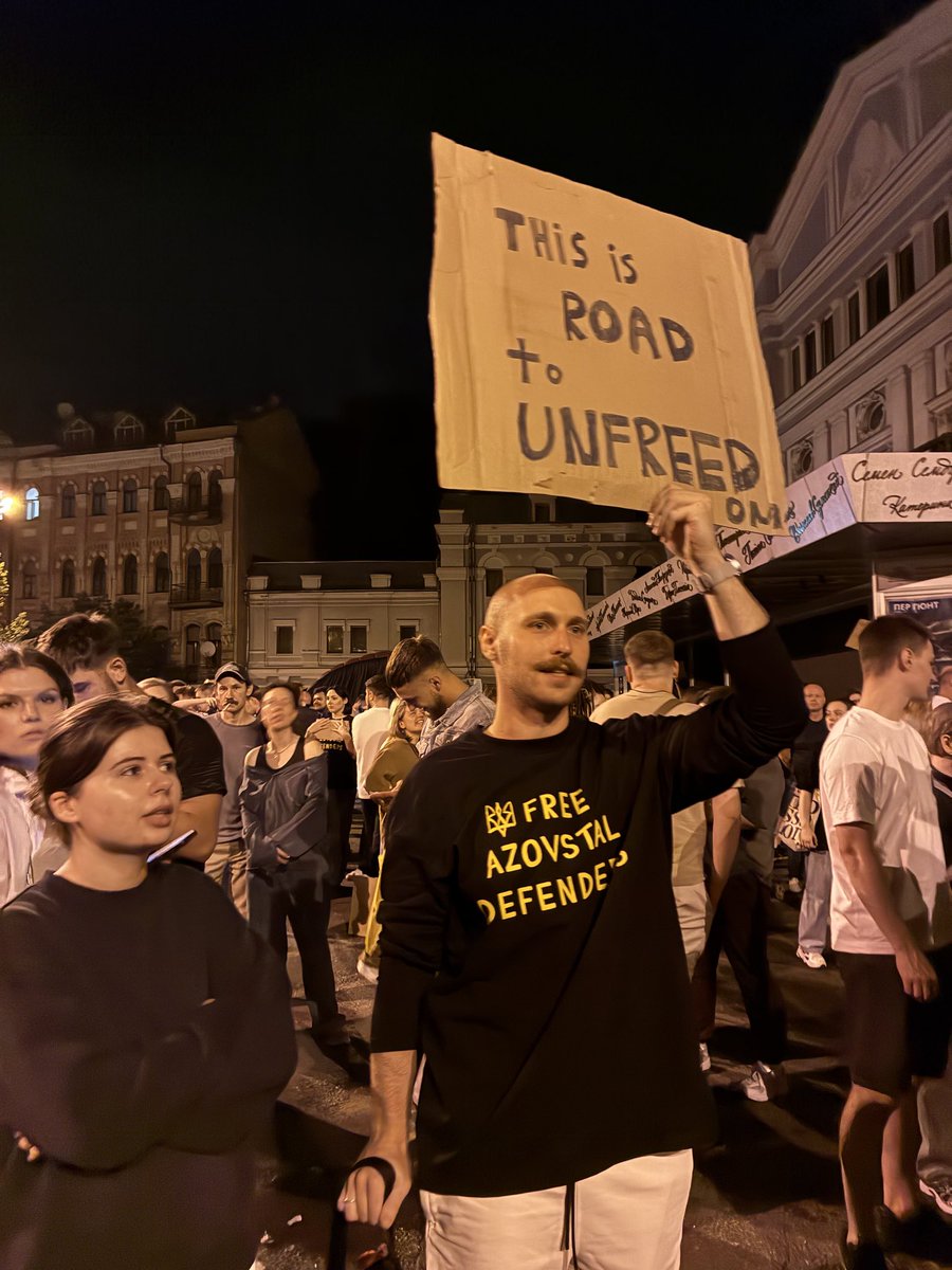 lindseyhilsum's tweet image. Looks like President Zelensky has backed down from his plan to curtail the independence of anti-corruption institutions after widespread protests - more @Channel4News tonight