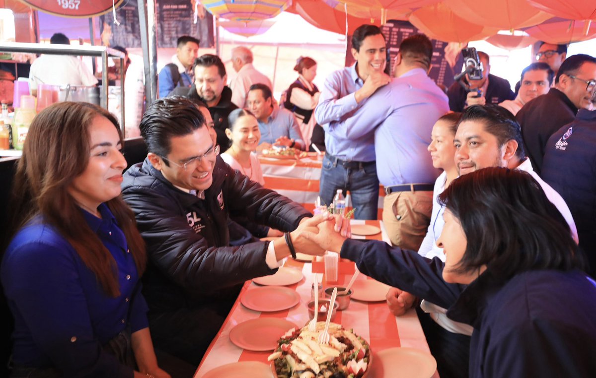 JorgeRoHe's tweet image. Nada como comenzar el día con un buen desayuno en Tlaxcala. 🇲🇽🔵
Aquí se siente la calidez de su gente, el cariño de sus familias y la fuerza de sus tradiciones. 👏🏼
Seguimos con mucha energía para una jornada de trabajo que pone a @AccionNacional cerca de la gente. 🫂…