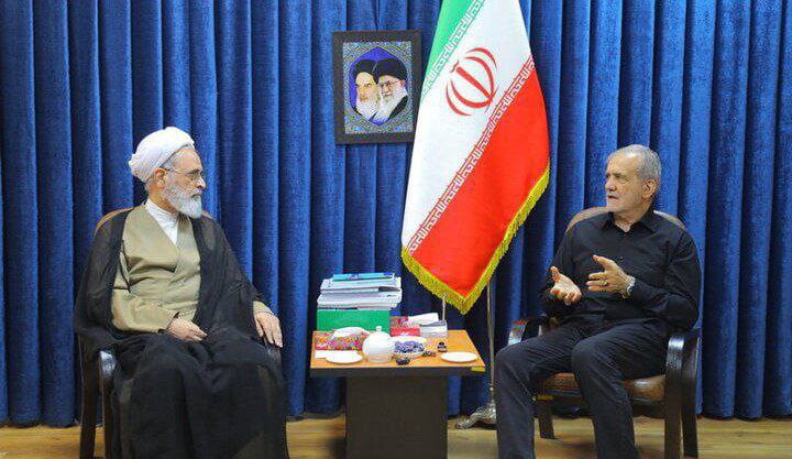 ZahraShams38434's tweet image. پزشکیان رئیسجمهور، عصر چهارشنبه در ادامه برنامههای سفر غیررسمی خود به قم، با حضور در دفتر مدیریت حوزههای علمیه کشور با آیتالله علیرضا اعرافی دیدار کرد.