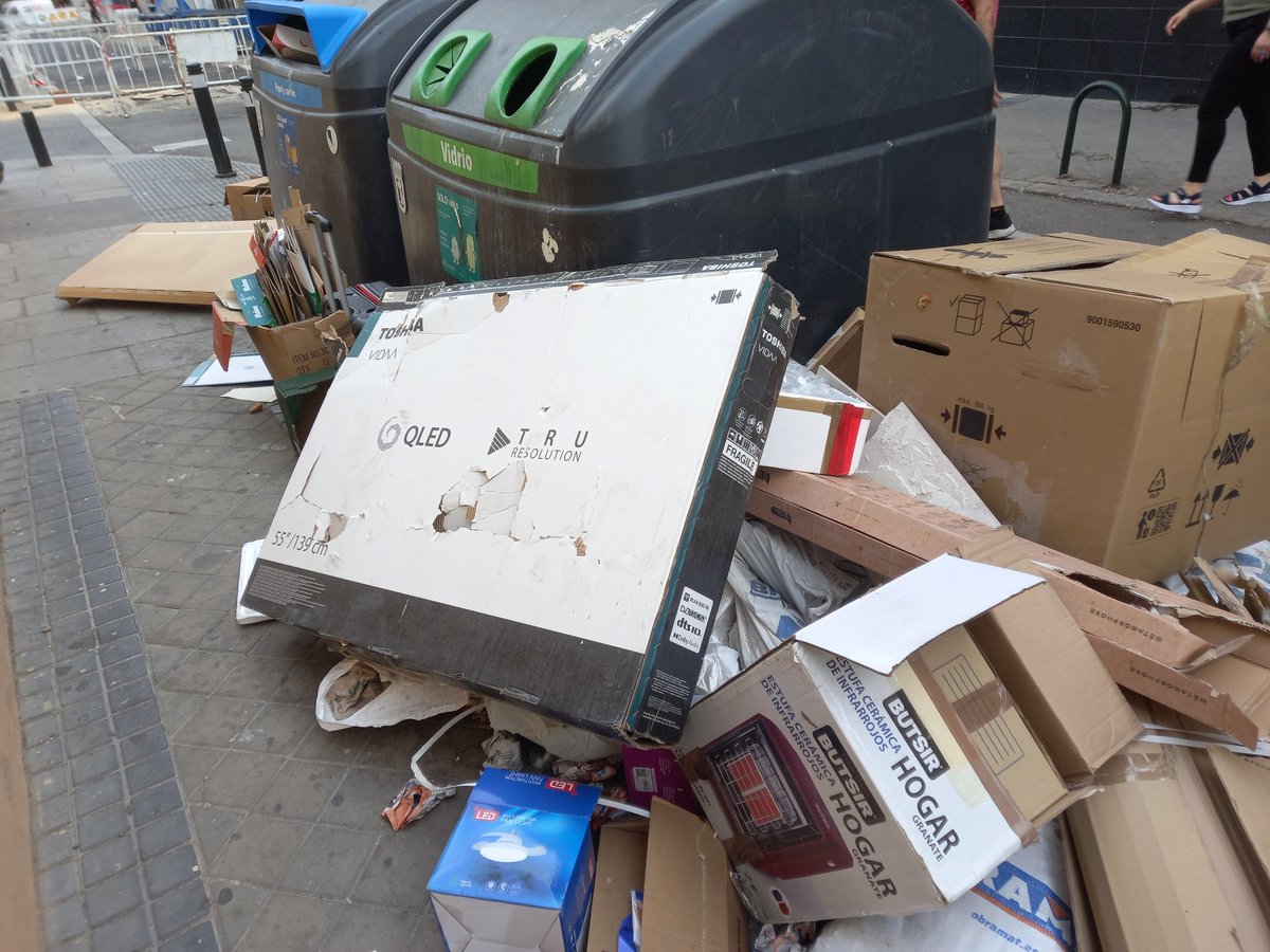 soykejas's tweet image. Foto de hoy pero da igual cuando lo veas siempre esta así, es vergonzoso. Cansa estar denunciando esto a diario y que nadie haga nada @Lineamadrid @JMDCiudadLineal @BasuraLineal @MADRID @AlmeidaPP_ @MadridExiste @Todollenodekk @madrid_sucio #MadridEstaSucio @MalvarezNadia