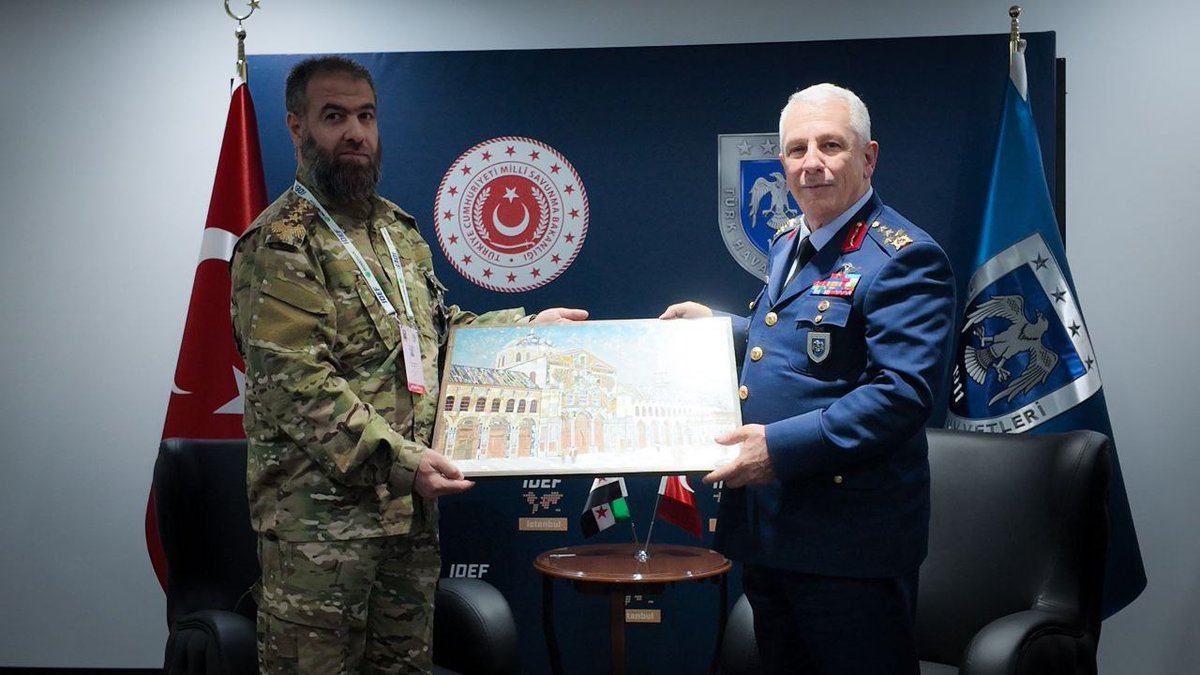 SyrianUmayyad's tweet image. قائد القوى الجوية في وزارة الدفاع العميد عاصم هواري يلتقي قائد القوات الجوية التركية الفريق ضياء جمال قاضي أوغلو على هامش معرض "IDEF 2025" للصناعات الدفاعية.