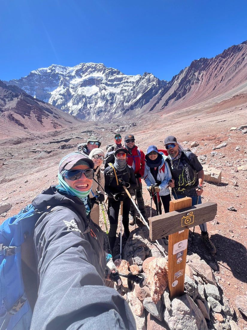 CumbresMagazine's tweet image. Julián, el guía que convierte sueños en rutas seguras en #Aconcagua. De cocinero en #Mendoza a experto con 16 cumbres en el techo de #América, su canal de YouTube es la brújula digital para quienes buscan preparación realista y seguridad en la montaña.
👉goo.su/FFX5X