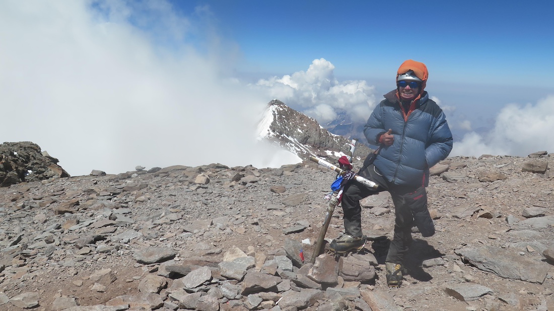 CumbresMagazine's tweet image. Julián, el guía que convierte sueños en rutas seguras en #Aconcagua. De cocinero en #Mendoza a experto con 16 cumbres en el techo de #América, su canal de YouTube es la brújula digital para quienes buscan preparación realista y seguridad en la montaña.
👉goo.su/FFX5X