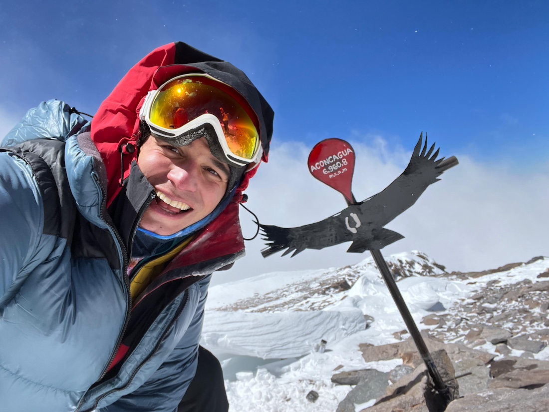 CumbresMagazine's tweet image. Julián, el guía que convierte sueños en rutas seguras en #Aconcagua. De cocinero en #Mendoza a experto con 16 cumbres en el techo de #América, su canal de YouTube es la brújula digital para quienes buscan preparación realista y seguridad en la montaña.
👉goo.su/FFX5X