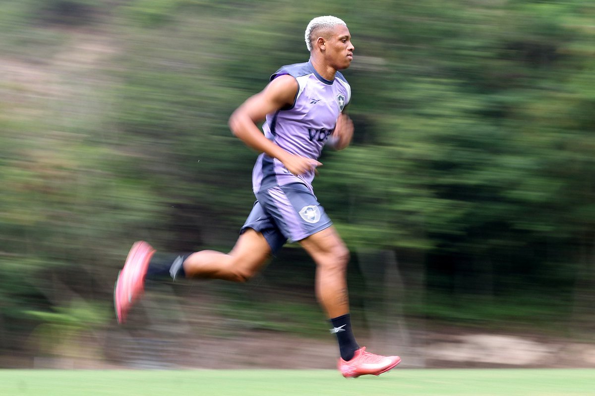 Botafogo's tweet image. 𝘼𝙊 𝙏𝙍𝘼𝘽𝘼𝙇𝙃𝙊, 𝘿𝘼𝙉𝙄𝙇𝙊! 🔥💪🏾
Reforço do Glorioso, volante iniciou as atividades no CT alvinegro! 🖤🤍 #VamosBOTAFOGO
📸 Vítor Silva/BFR