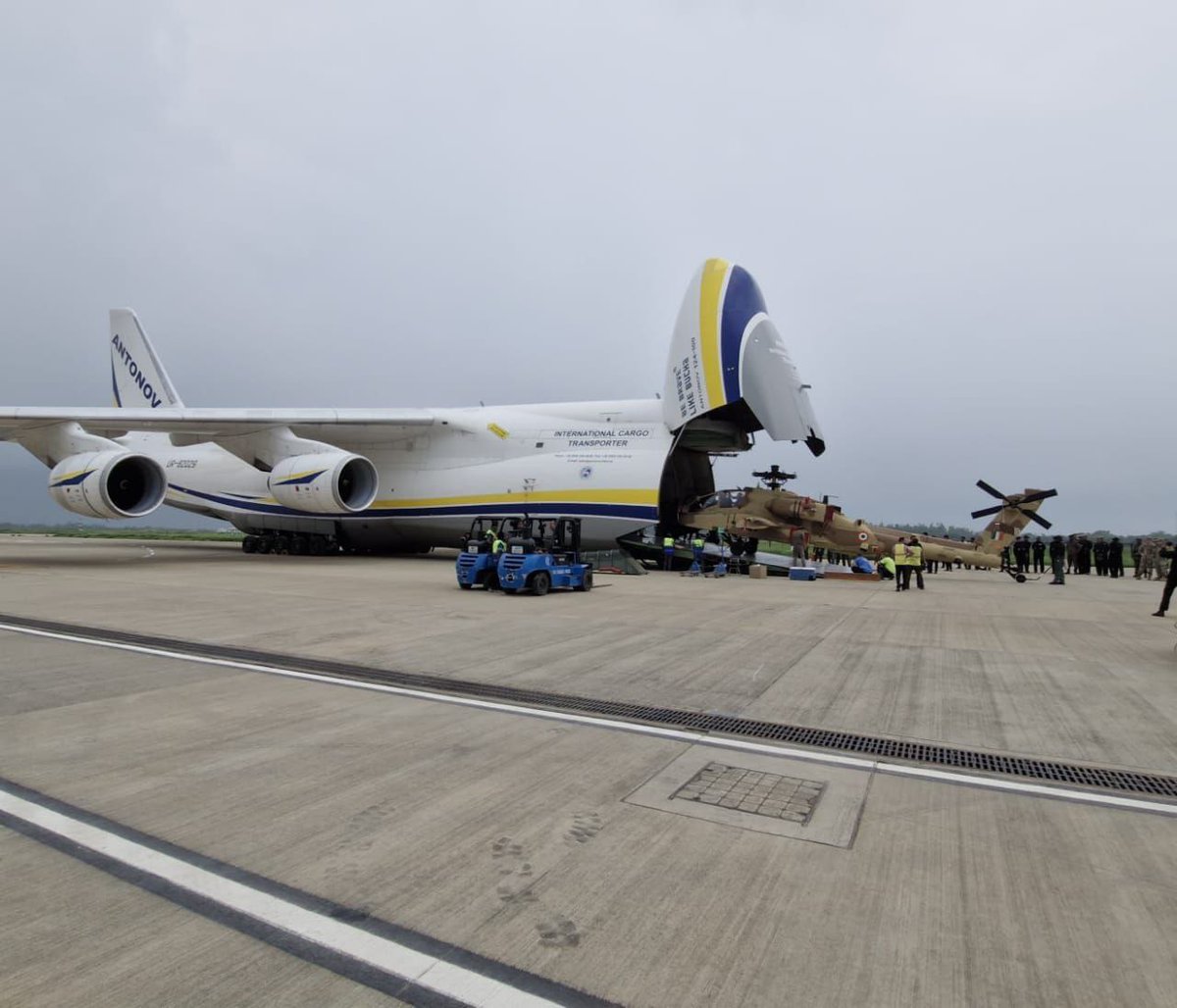 boris_beissner's tweet image. 🇮🇳🇺🇦 Ukrainian #An124 delivered helicopters for the Indian Army!
An An-124 Ruslan delivered the first three of six Apache AH-64E attack helicopters purchased under a contract with the United States worth 56.9 billion Indian rupees to Hindon Air Base in India.
The helicopters…