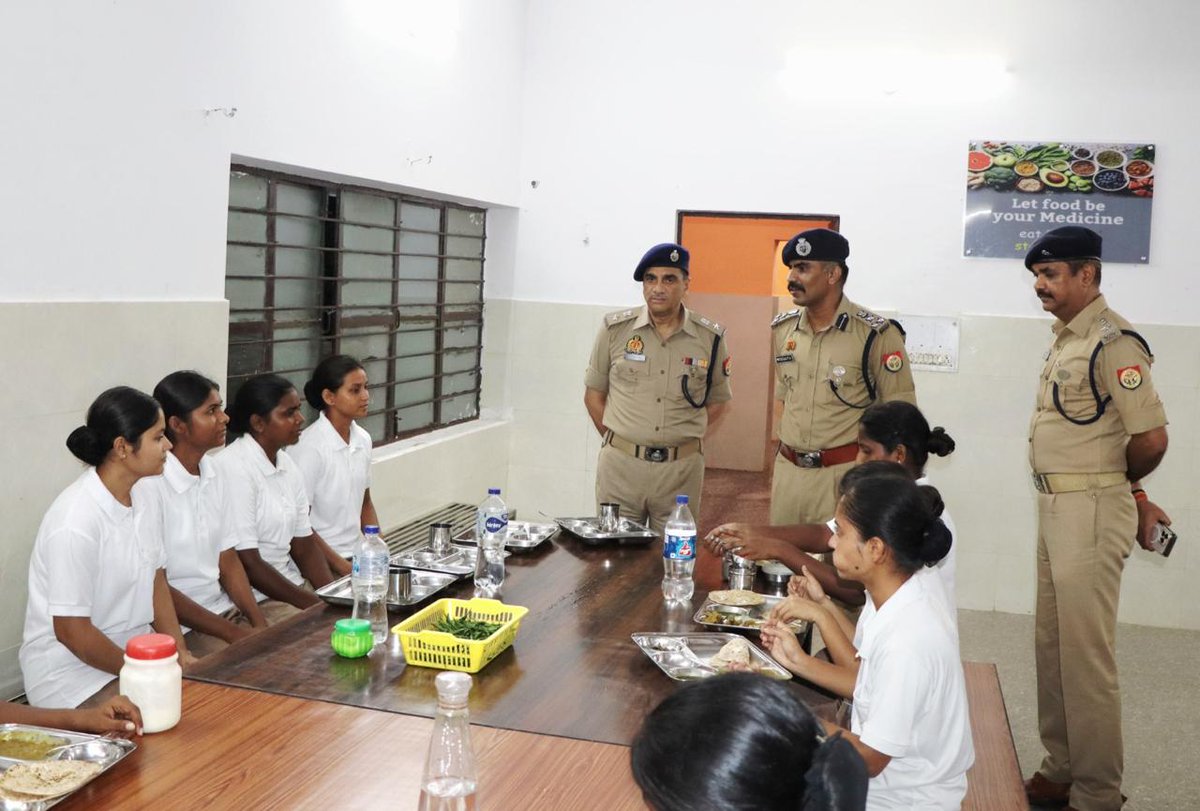 digmoradabad's tweet photo. .@digmoradabad @IPSMUNIRAJ G द्वारा रिजर्व पुलिस लाइन जनपद रामपुर में प्रशिक्षणरत रिक्रूट महिला आरक्षियों के RTC का आकस्मिक निरीक्षण किया तथा रिक्रूट महिला आरक्षियों के साथ सैनिक सम्मेलन कर उनकी समस्याओं को सुनकर संबंधित को आवश्यक दिशा-निर्देश दिये गये। https://t.co/R5GSe5HWJp