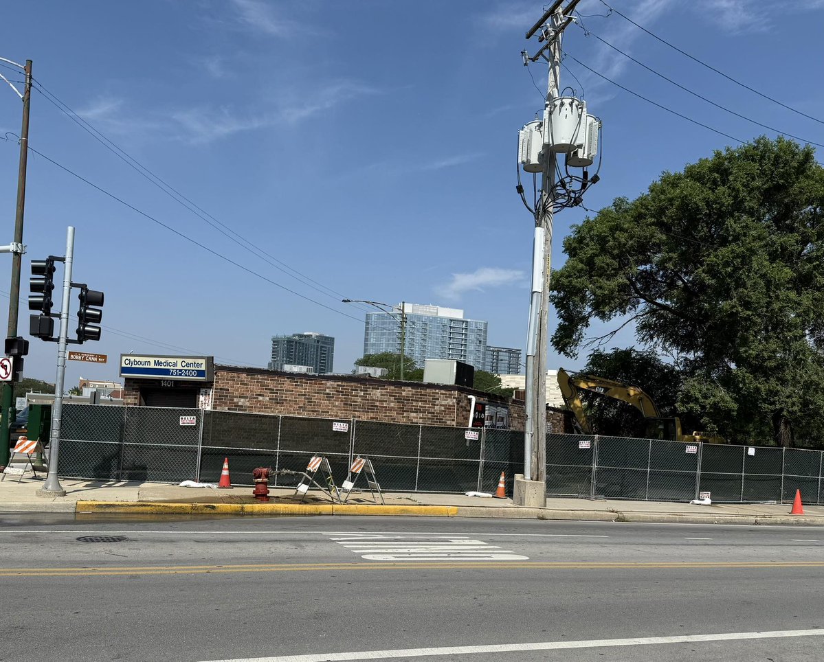 minc798's tweet image. Demolition permit was issued yesterday for the 1 story medical clinic building at Clybourn & Larrabee yesterday. Fencing already up.
A few years ago there were plans to build 742 units in 3 phases with 22K sq ft of commercial space.
But in April/May there was a new RFP...