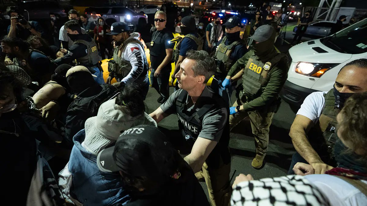 🇺🇸📉🔥New data reveals Trump’s immigration crackdown is shaking up major sanctuary cities, especially places like Chicago, Los Angeles &amp; New York. His administration’s new “no bond” ICE policy prevents judges from releasing most detained migrants, leading to a dramatic drop in